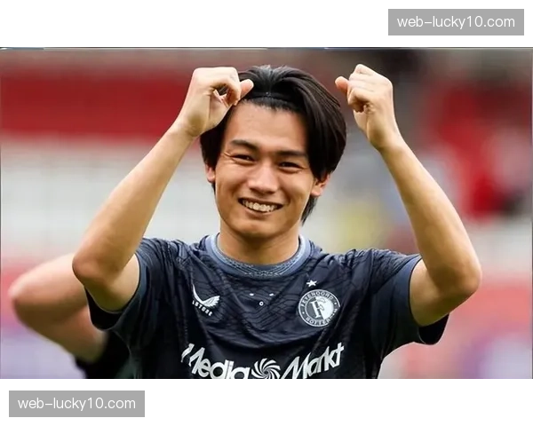 上田绮世和前田大然在各自俱乐部的高效进球率为日本队锋线提供了多样化选择和充足的火力保障。 上田绮世和前田大然在各自俱乐部的高效进球率为日本队锋线提供了多样化选择和充足的火力保障。