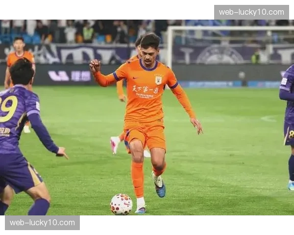 山东泰山后腰马德鲁加用两记头球完成自我救赎,回应此前被替换传闻,单场获9.8分。 山东泰山后腰马德鲁加用两记头球完成自我救赎,回应此前被替换传闻,单场获9.8分。